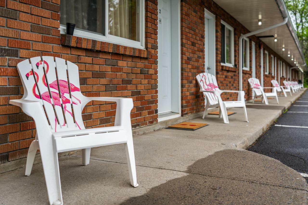 Long Sault Motel Bagian luar foto